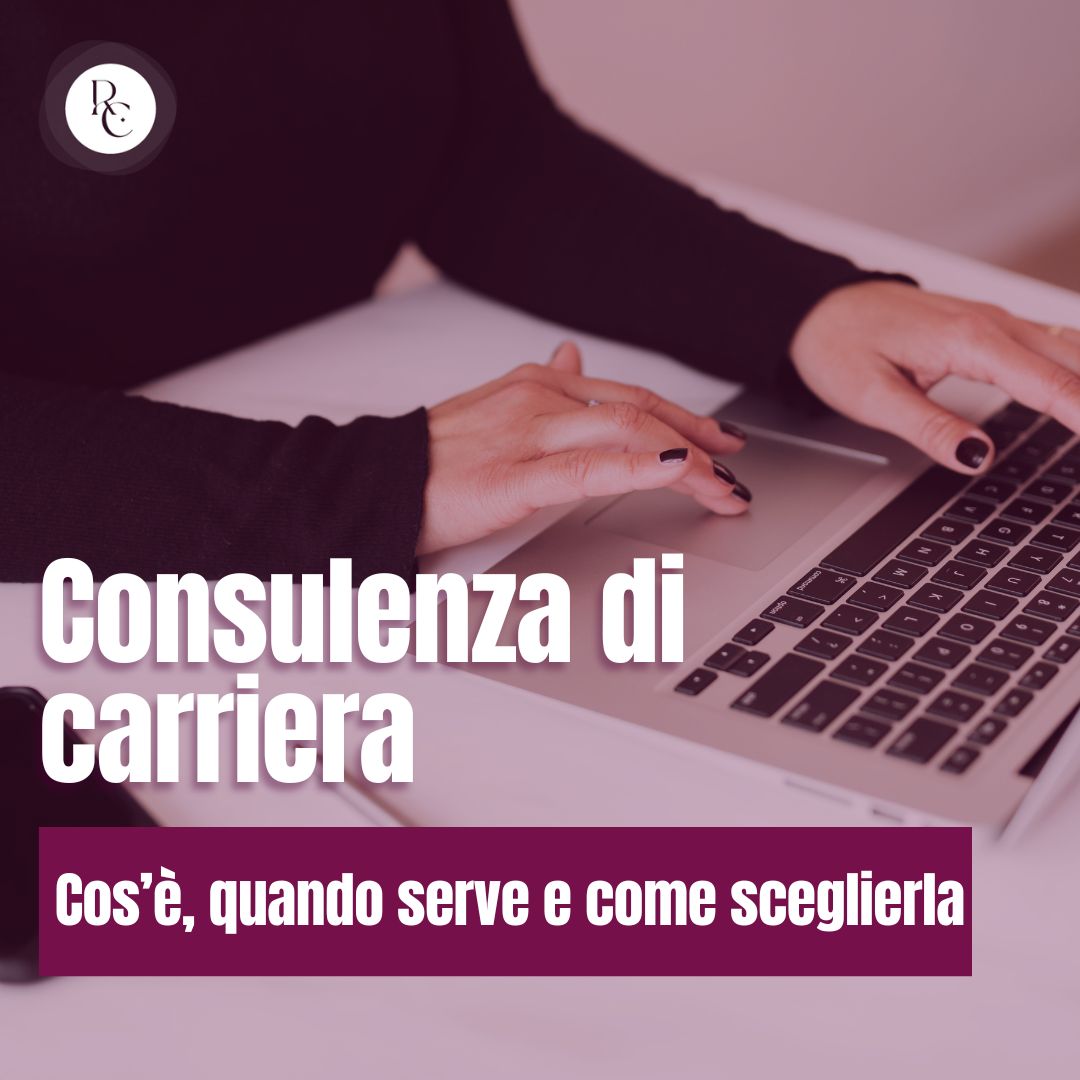 Donna che scrive al PC come immagine di sfondo e sopra la scritta con il titolo dell'articolo.