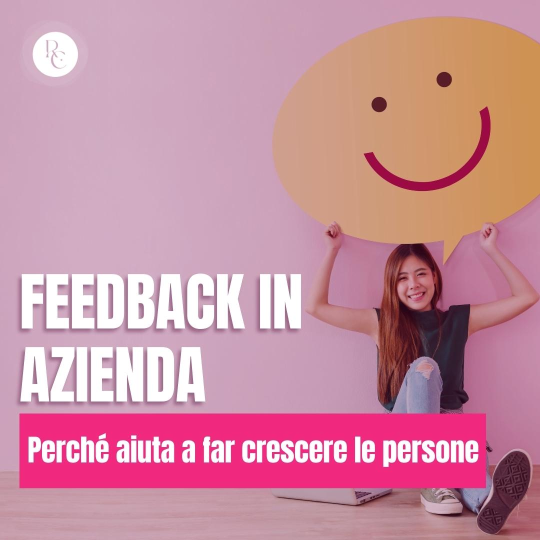 Donna che sorride dopo aver ricevuto un feedback costruttivo