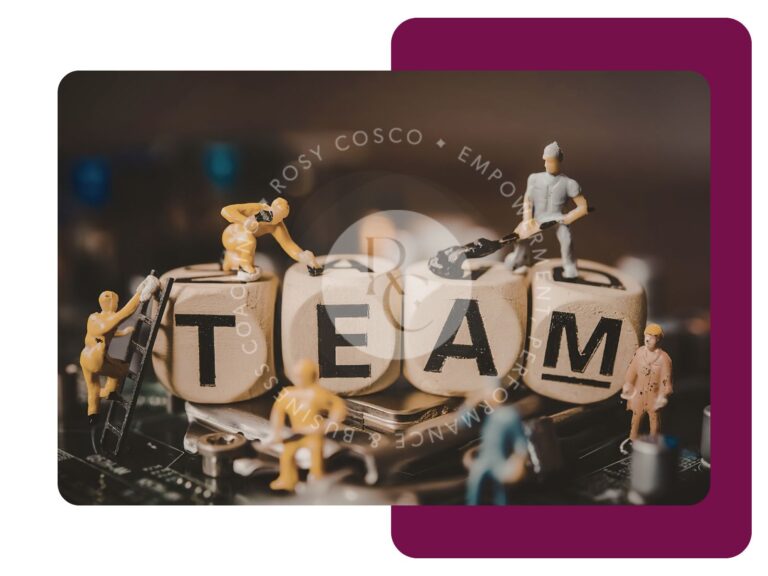 Cubi con la scritta TEAM e figurine al lavoro – team coaching aziendale con Rosy Cosco
