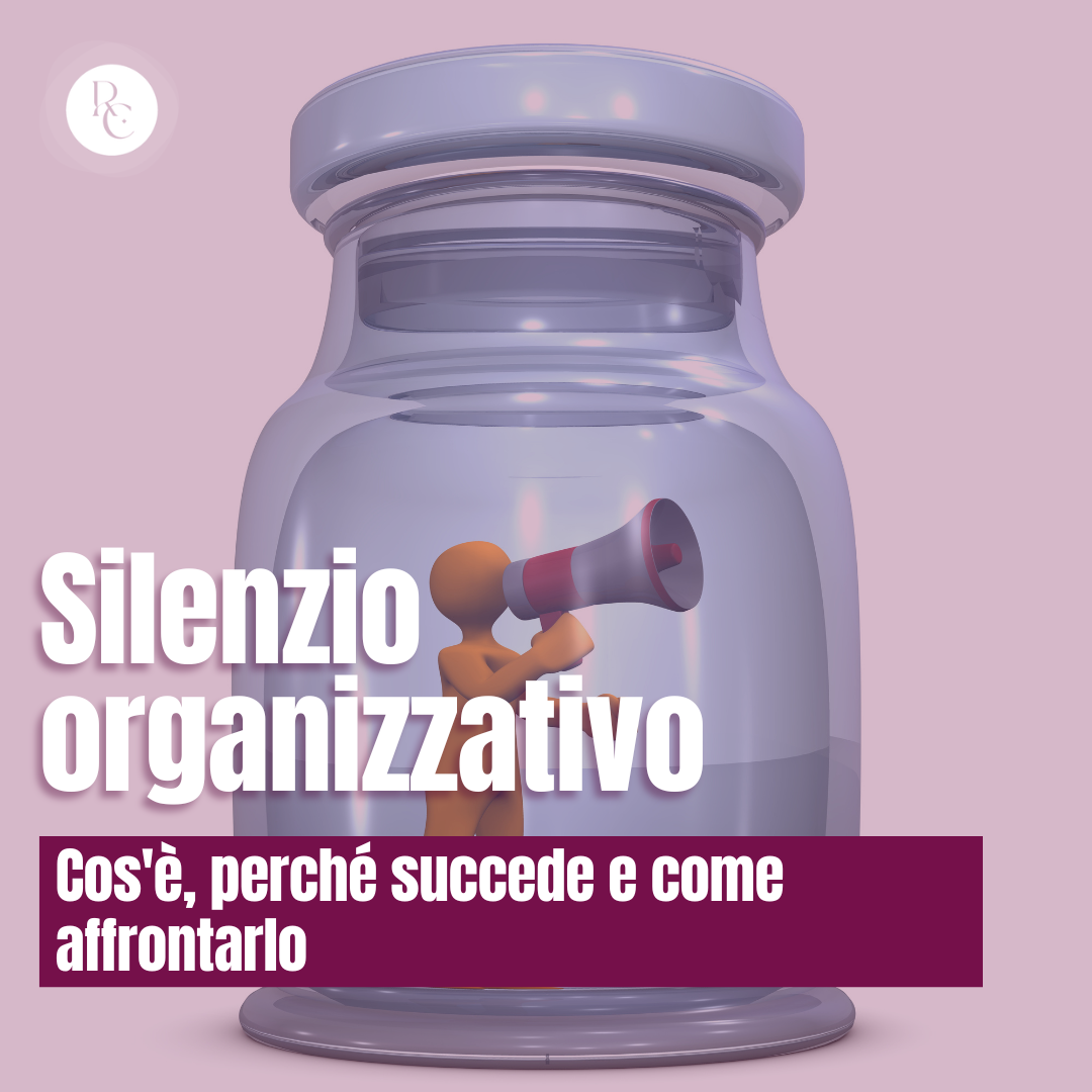 Persona con megafono chiusa in un barattolo, rappresentazione del silenzio organizzativo